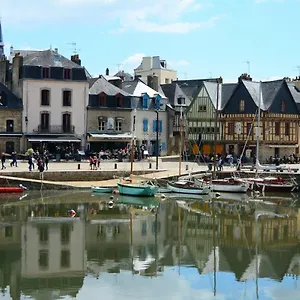 https://superbe-appartement-sur-le-port-de-saint-goustan.inbrittany.com